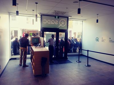 Les 2 ans de la SQDC - Sécurité à l'entrée d'une succursale Les 2 ans de la SQDC - Sécurité à l'entrée d'une succursale